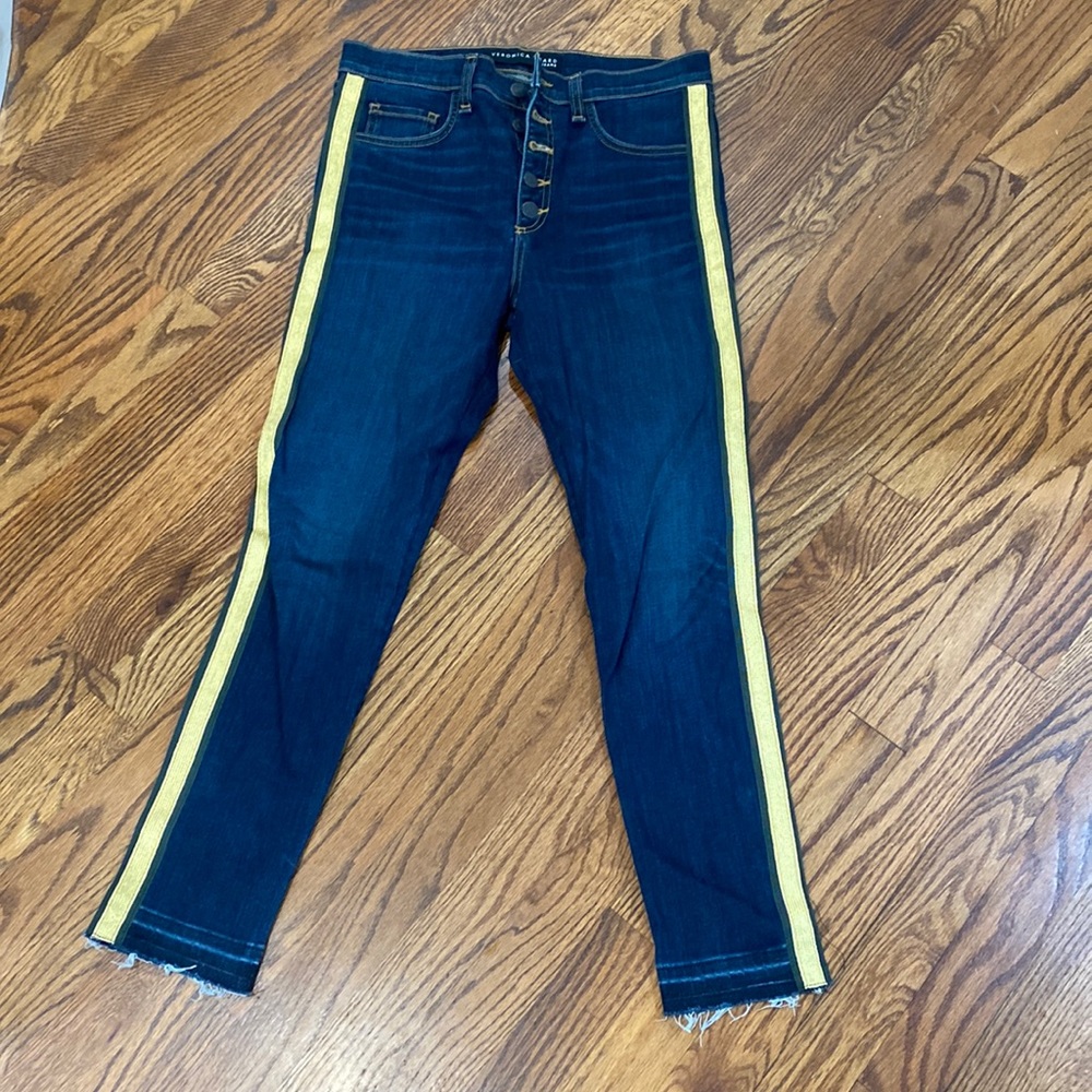 Great fitting jean with ribbon accent down leg